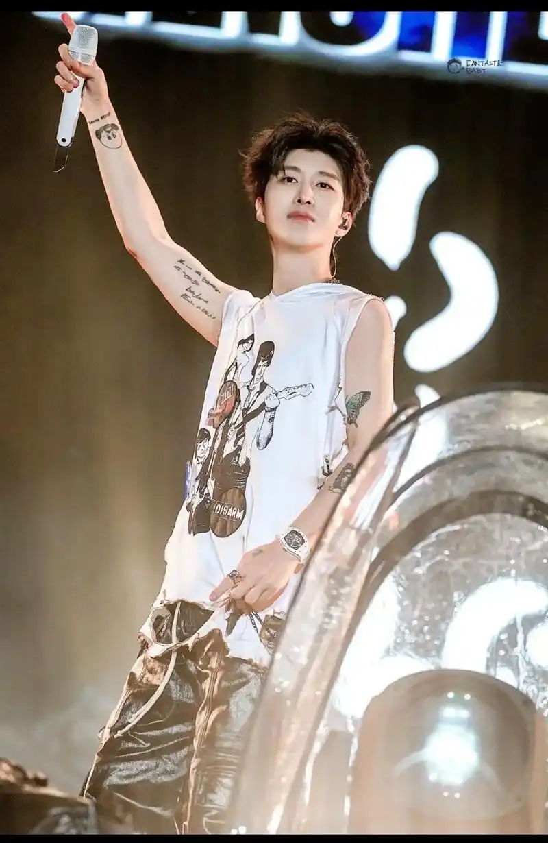 是舞台丞在发光啊#范丞丞waso有范 - 抖音