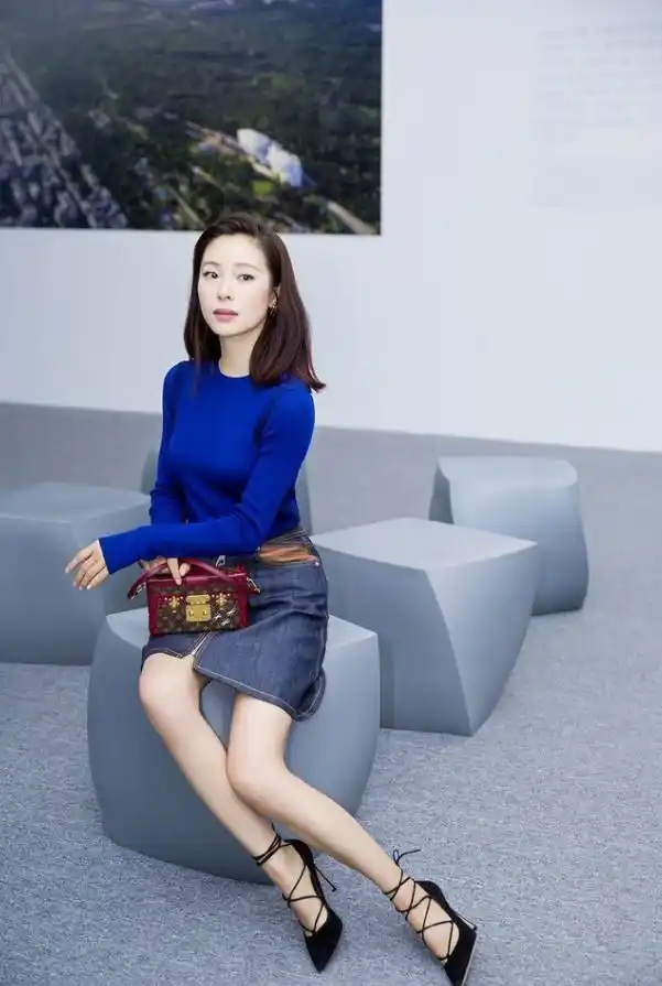 她就是江一燕,皮肤白皙,很是迷人,一件深蓝色的上衣更是将她白皙的