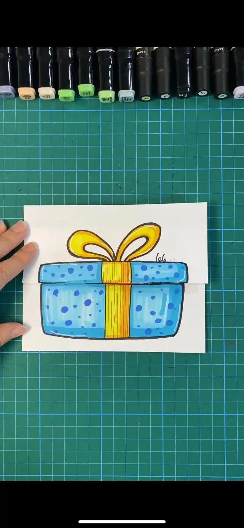 把纸折叠一下,画一个圣诞礼物盲盒#简笔画 #一起学画画 #图 - 抖音