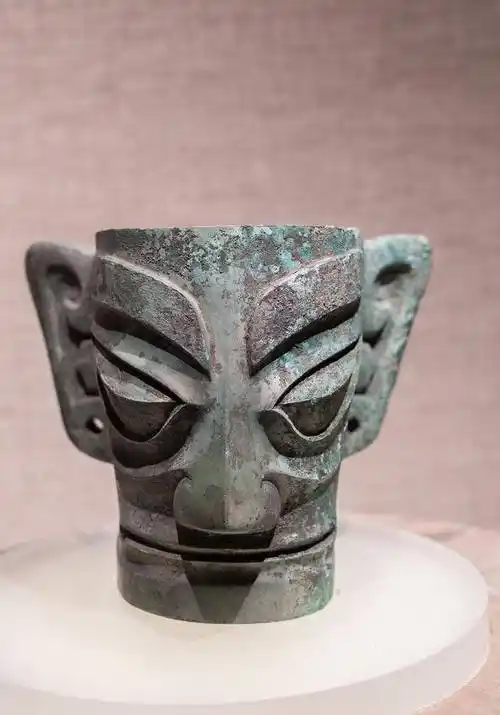 三星堆出土了一批形状奇特,样式夸张的青铜面具,雕像.