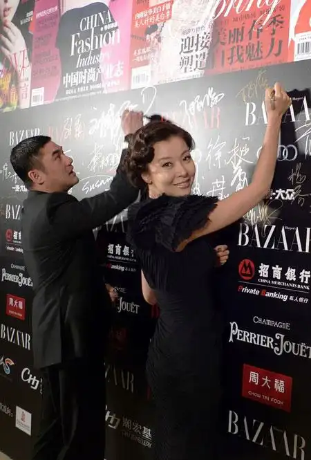 柯蓝相伴芭莎慈善夜整八年 复古亮相红毯