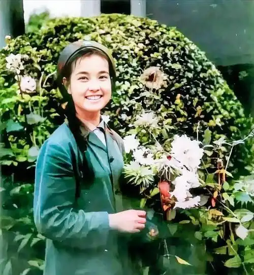 1972年17岁刘晓庆身穿军装的照片扎着两条麻花辫特别的漂亮