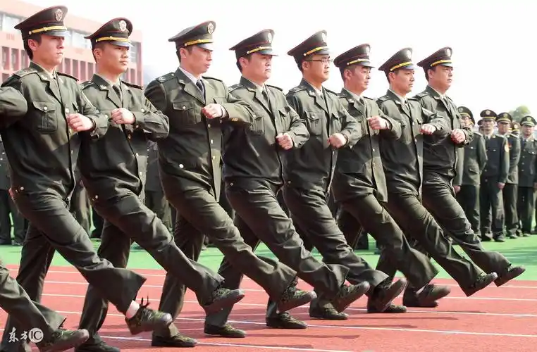 一,立正立正是军人的基本姿势,是队列动作的基础.其口令为:立正.