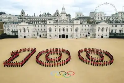 260名英国皇家骑兵列队组成阿拉伯数字100的图形,迎接伦敦奥运会倒