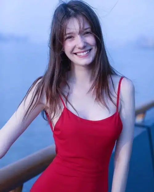 缘分让我们相遇 红装混血女孩笑起来真好看__凤凰网