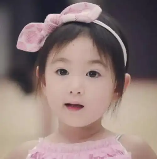 有一种"毁容长大"叫奥莉,小时候超级萌,现在越来越像妈妈!