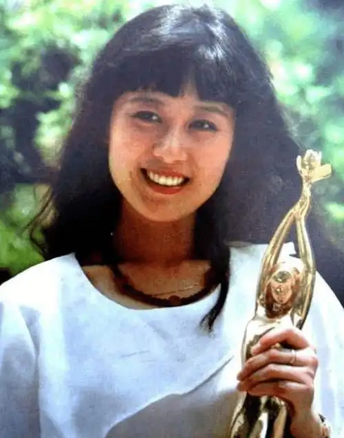 原创江嘉良战胜老瓦蝉联冠军妻子是唐国强的同学后来远赴新加坡