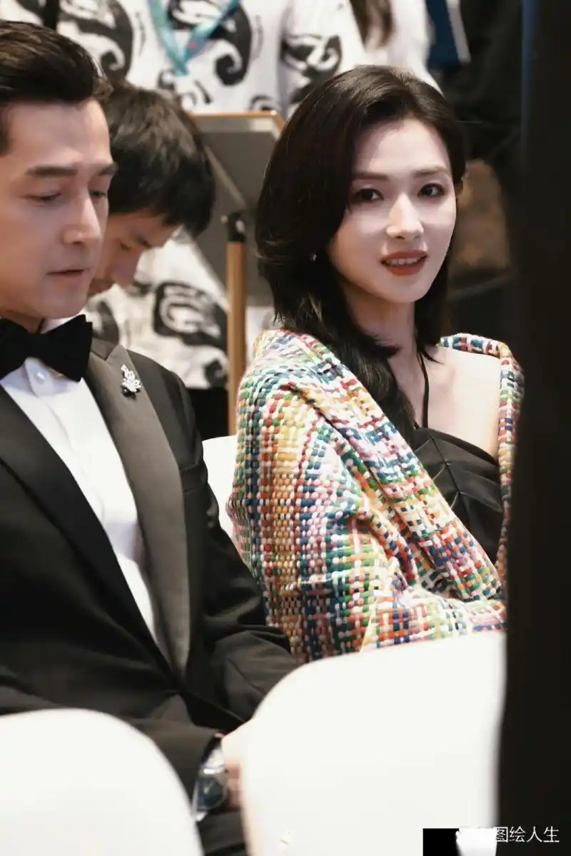 在一个活动上,胡歌给万茜展示了他女儿的照片.