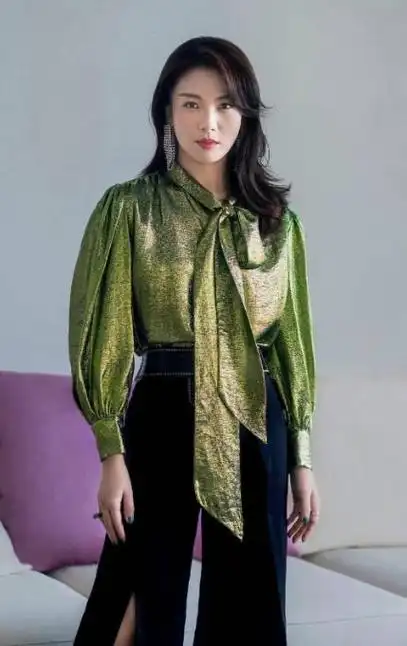 刘涛越老越有味道,把喇叭裤剪开到大腿根,肤白如雪的她气质迷人