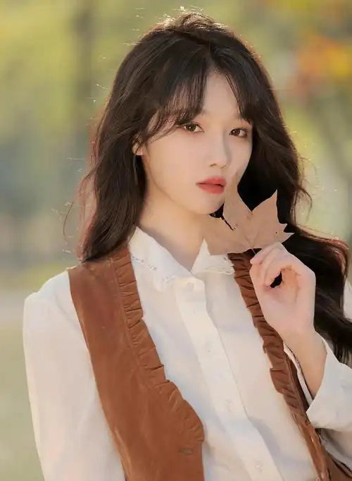 宋昕冉戴个毛绒绒帽子在户外玩耍,娇艳如花,美艳动人!