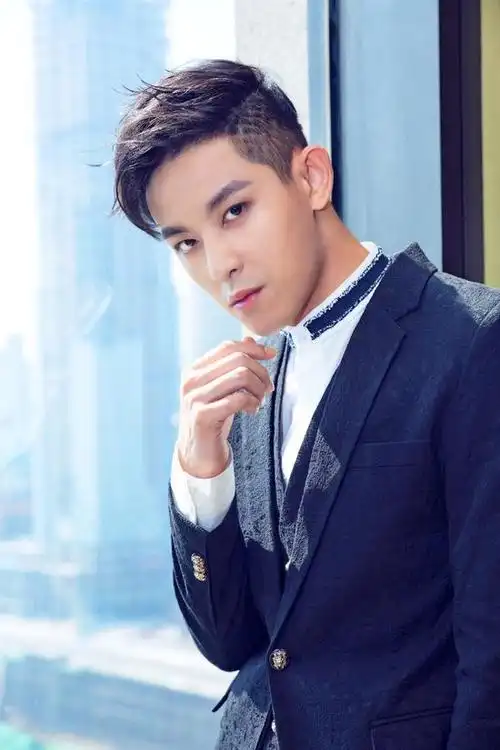 敖犬黑色西装亮相 帅气逼人实力撩妹