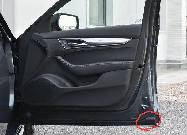 请问这个是车门排水孔吗?