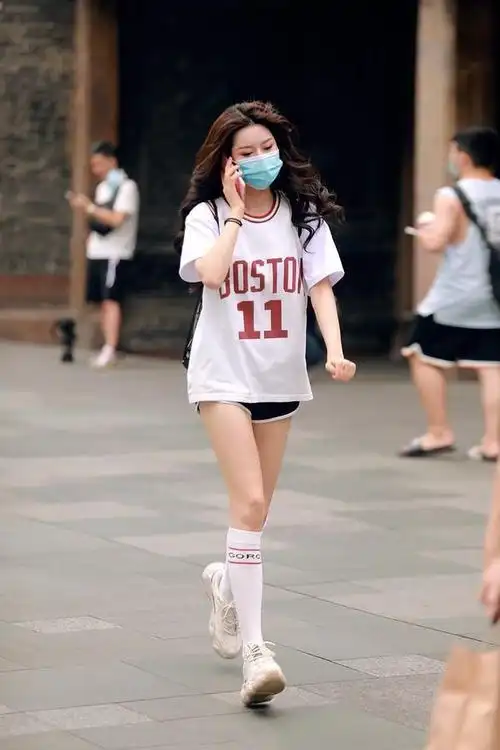 夏日街头长筒袜火了时髦显瘦又减龄配裙装和短裤都好看