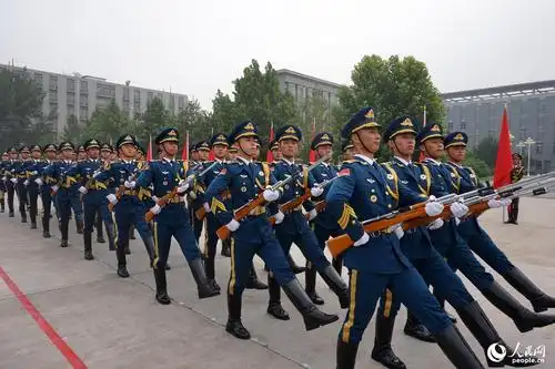 7月29日,在中国人民解放军陆海空三军仪仗队驻地,仪仗队正在进行表演.