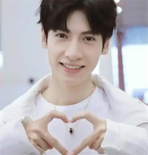 男星比心手势,王一博简单,张艺兴可爱,看到他:赵露思教的?