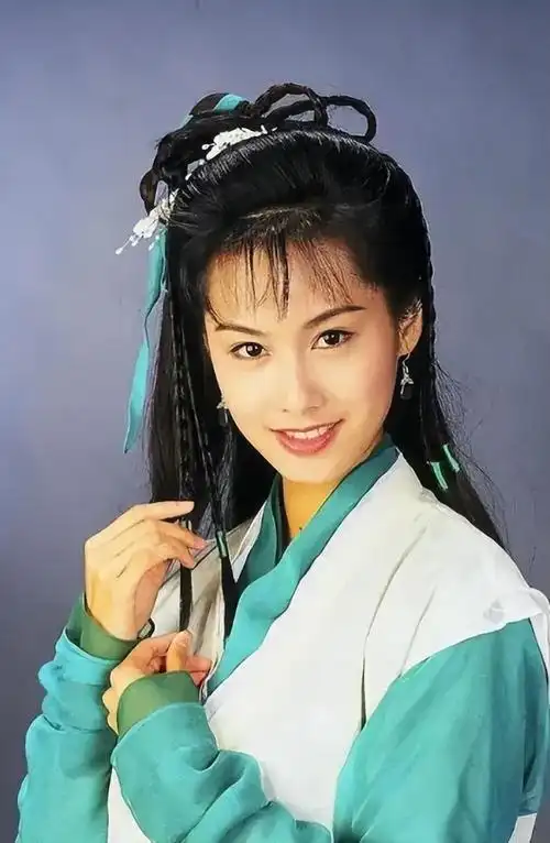 回顾52岁的朱茵近况曝光住破屋开破车昔日女神风光不再