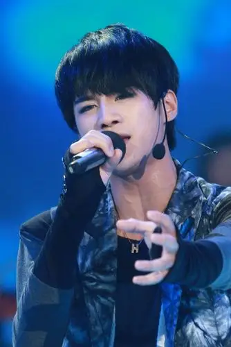 曾是网络人气花美男,2010年获得 "快乐男声"济南唱区冠军,进入2010年