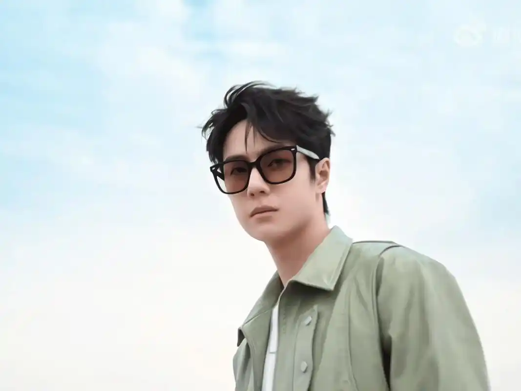 戴眼镜的王一博好帅,炫酷出街.果然,男孩子戴海伦凯勒都好帅.