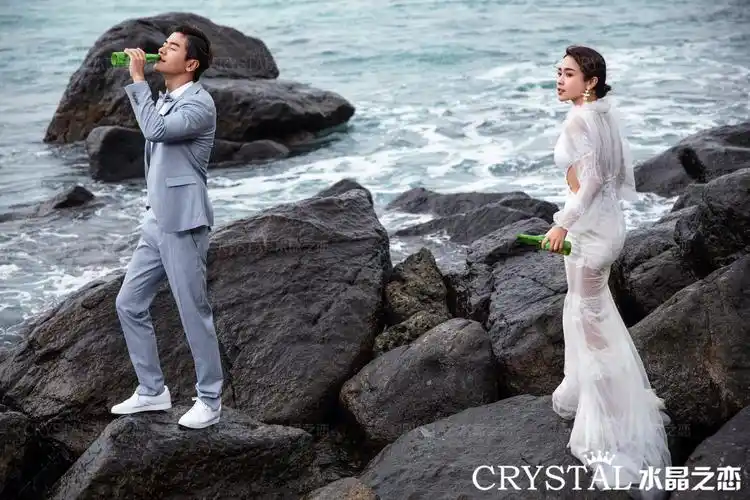 漂亮的蓝礁石海景婚纱照欣赏