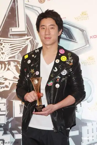 组图:众星亮相华语榜中榜颁奖礼 齐聚后台秀奖杯_高清图集_新浪网