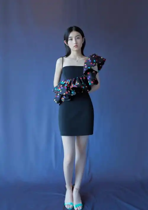 张子枫露肩裙配挽发优雅单边钻石耳饰奢华贵气