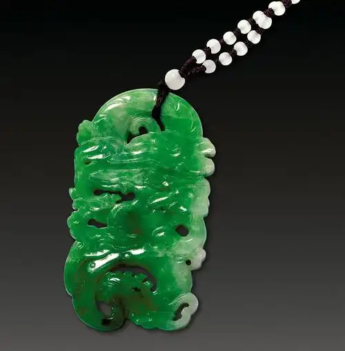 0676 清 翡翠雕龙纹佩