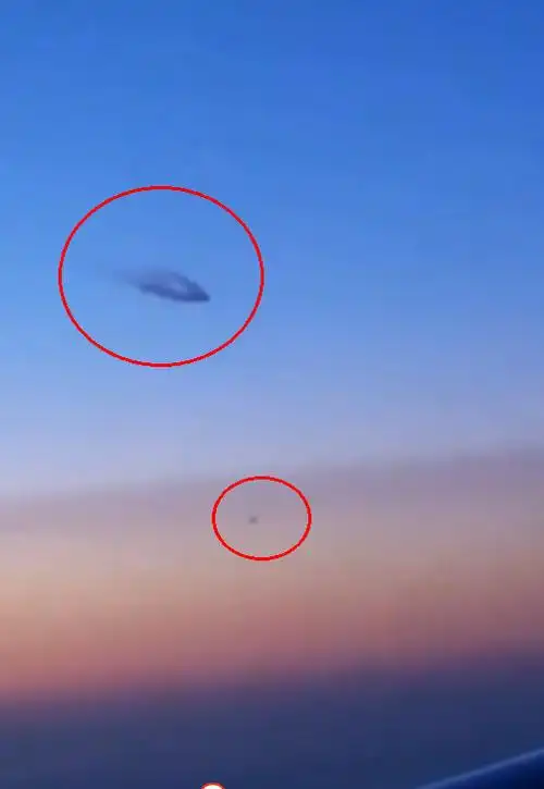 7月19日国外航班近距离拍到半隐形"ufo"