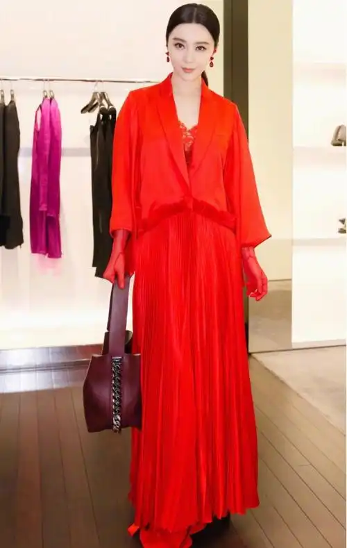 范冰冰就是爱高调一袭红色连衣裙还要配红手套气质远胜超模