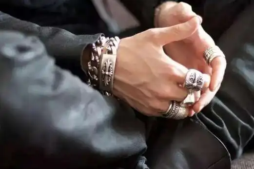 男人手指戴戒指的含义图