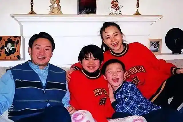 但一旁的英达却用各种方式恶心她,甚至伤害自己的亲生儿子