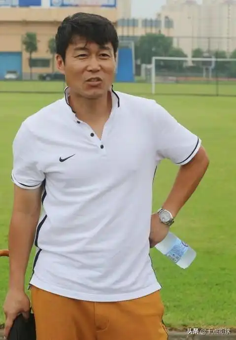 申思祁宏现状(47岁申思:国足任意球大师,因犯罪被判6年,如今当老总办