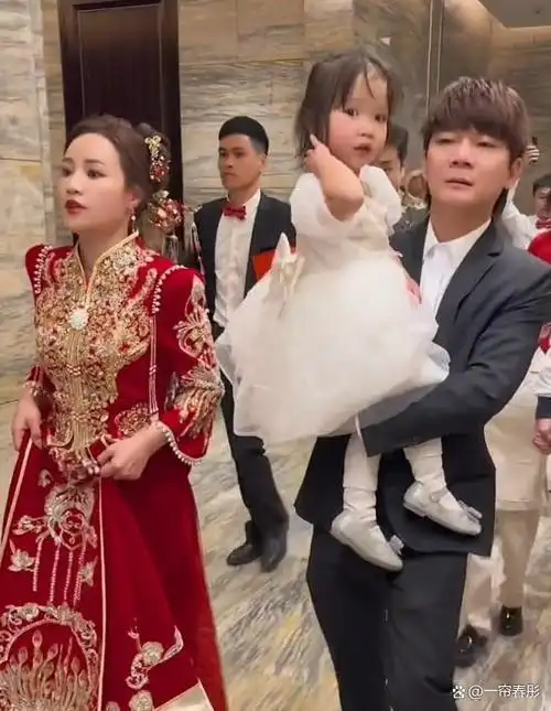 突传喜讯!歌手六哲今日大婚,网红许华升到场祝贺,现场围满粉丝