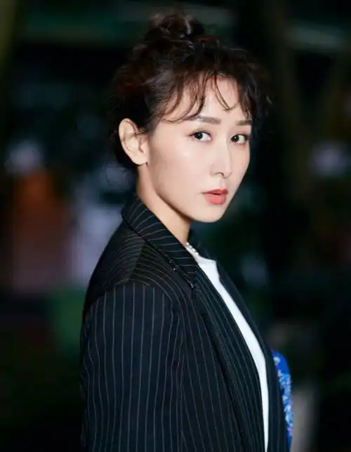 演员胡静嫁入马来西亚豪门丈夫为了不和她分房睡割掉扁桃体