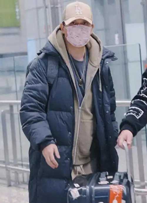 潘粤明带小10岁女友度假归来眼神有爱