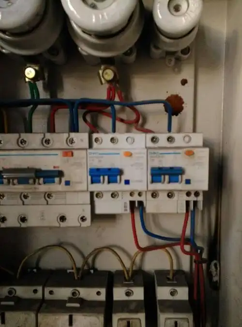 家庭电闸,为什么有空气开关就零线火线都接下面?