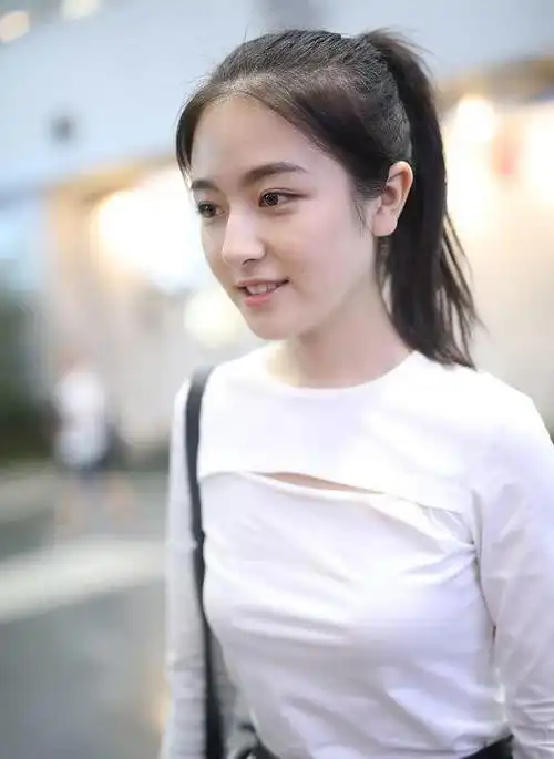 立体五官大长腿,迷倒众粉丝李兰迪出生在北京,10岁时拍摄个人首部电影