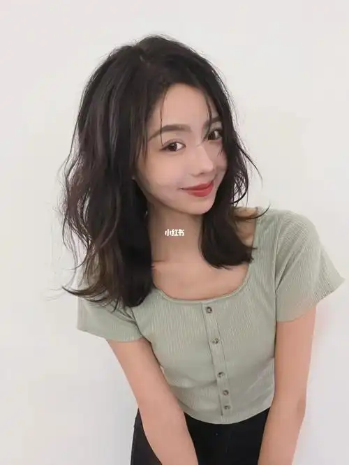 原来锁骨发不仅直发好看,卷发看起来也不错哦#锁骨发  #女生烫发发型