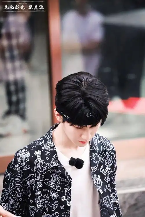 张真源黑色花衬衫造型##张真源黑色花衬衫