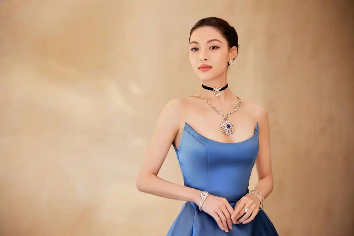 钟楚曦一袭蓝色抹胸礼服,搭配高级珠宝,钟姐一如既往的美丽动人. 67