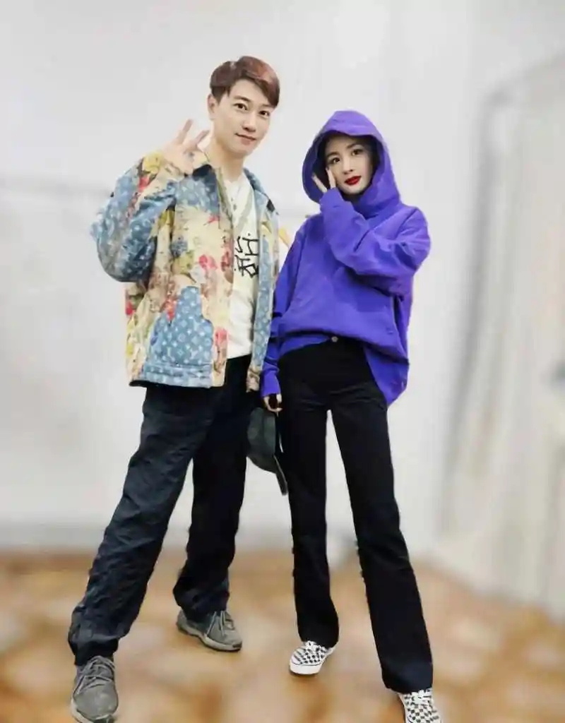 邢博俊在1月11日晒出与杨幂的合影,他是某时尚杂志的能量公关总监,与