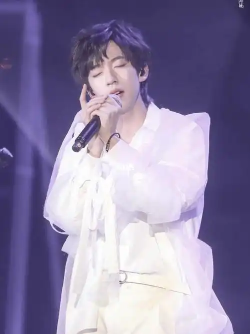 时代少年团贺峻霖  #月光少年贺峻霖