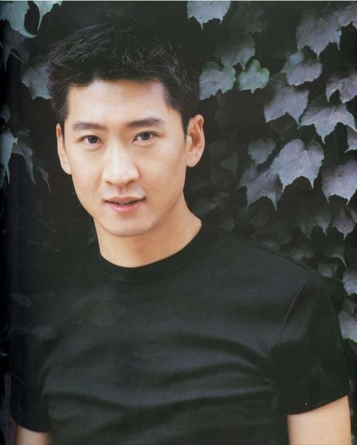 回顾周杰靠种米身价过亿出门必戴帽子口罩隐忍多年才大彻大悟