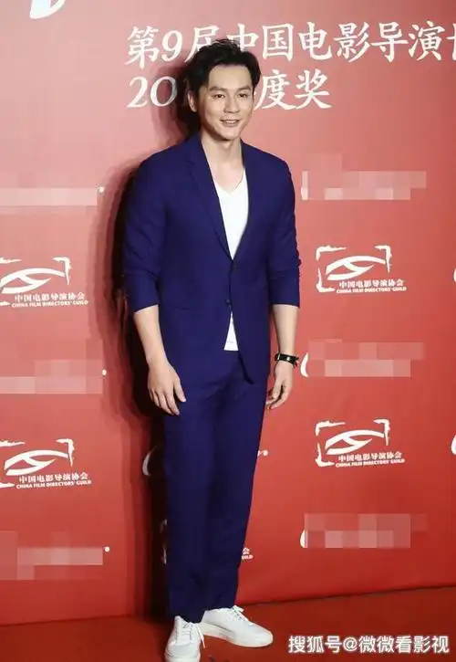 李晨,官方给出的身高180cm,体重76kg.