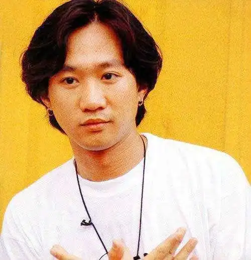 1993年,黄家驹在日本不幸去世,未婚妻崩溃大闹灵堂,发誓终