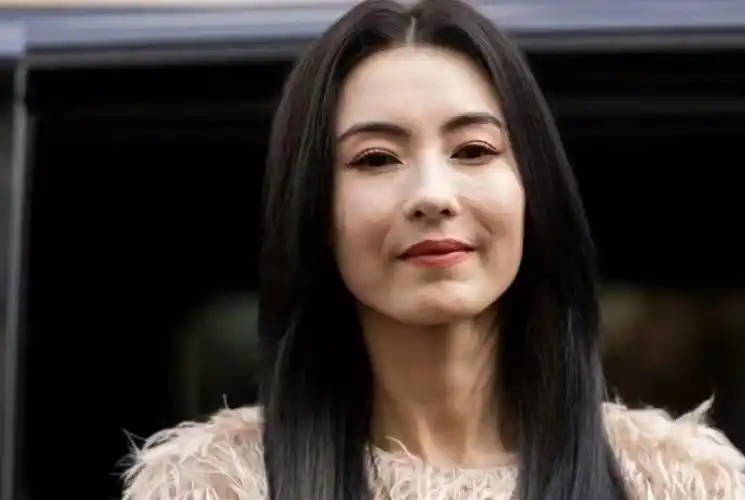 43岁张柏芝时装周怼脸照曝光皮肤松弛法令纹重网友年纪大了