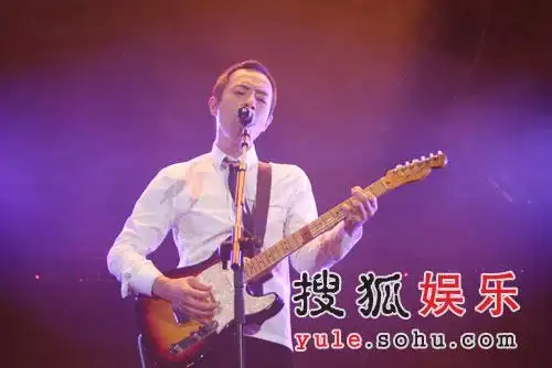 黄贯中红馆摇滚势力大苹果和雨伞替代荧光棒