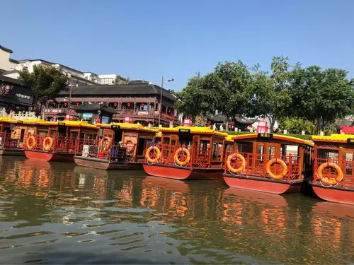 今天重游夫子庙,坐秦淮画舫,品小郑烧饼,贡院的北院河边品茶,还是轻松