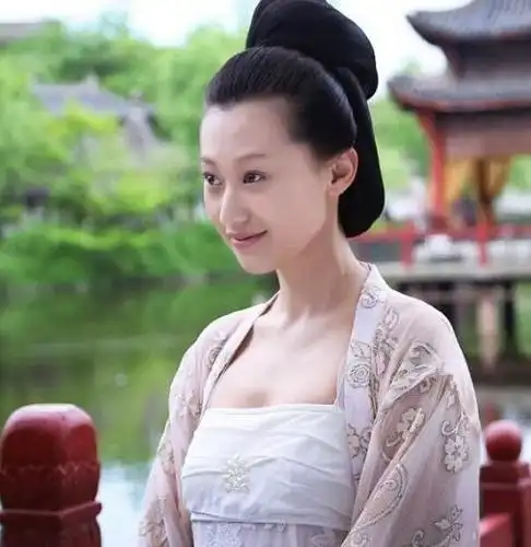 袁中方饰演女一号冯丰(冯妙莲)袁中方剧照《拐个皇帝回现代》袁中方