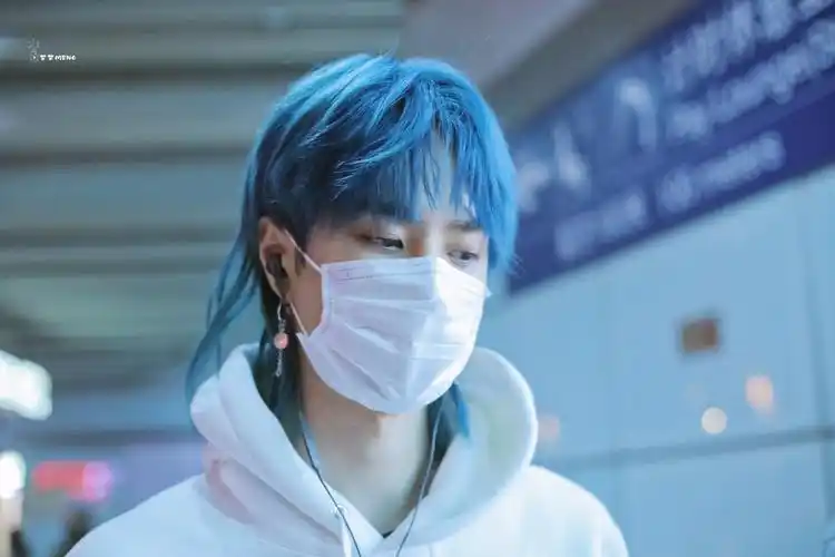 180413 蓝发真的太帅了吧! @uniq-王一博 cr:logo