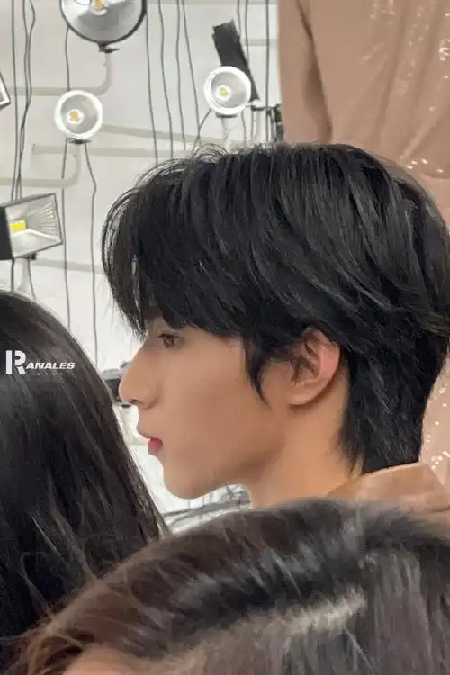 刘耀文晒侧脸照#分享一些刘耀文的侧颜生图,这下颚线比我的未来还